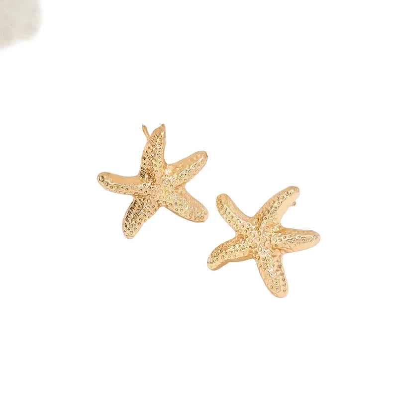 Boucles d’Oreilles Étoile de Mer Dorée – Style Estival (Puces, Oreilles Percées)